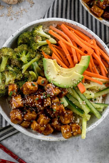 Get ready to dive into your new favorite entree! This restaurant-style teriyaki tofu bowl makes for the perfect for a lunch or dinner at home or meal on the go! #onthego #work #school #teriyaki #sauce #homemade #vegan #veganjapanese #condiment #oilfree #healthier #entree #lunch #dinner #mustmake #easyvegan #foolproof