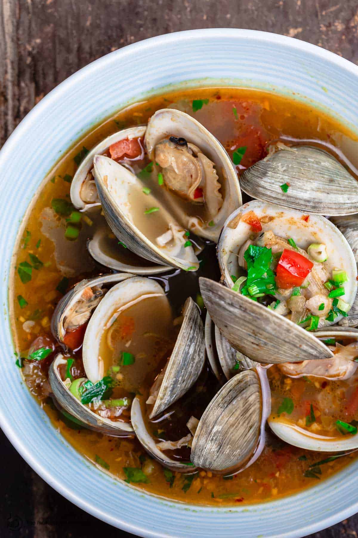 Clams in a dinner bowl with lots of broth