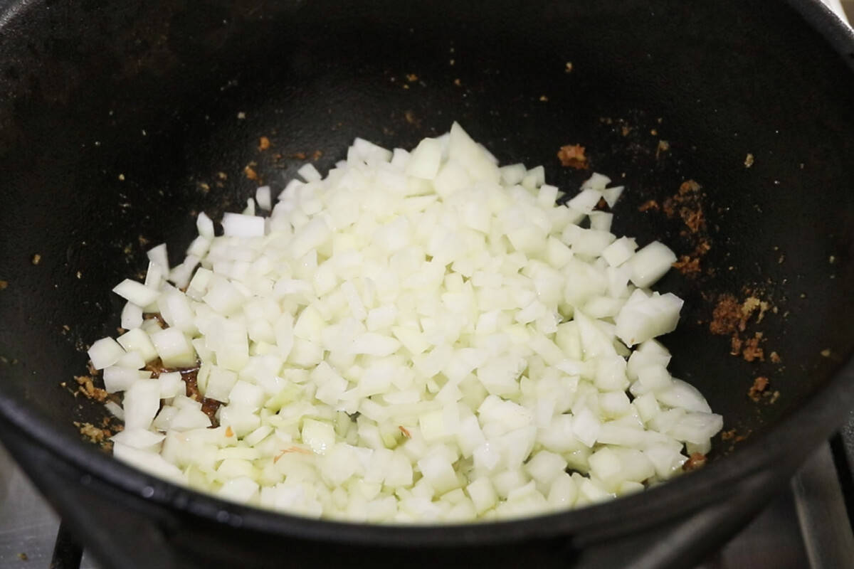 step by step - onions in a pot