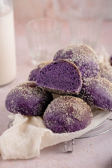 ube pandesal cut open