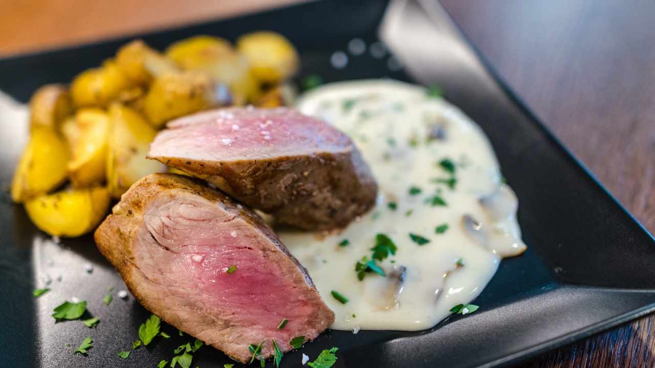 Easy MUSHROOM GRAVY - Perfect for Vegetarian and Vegan meals!