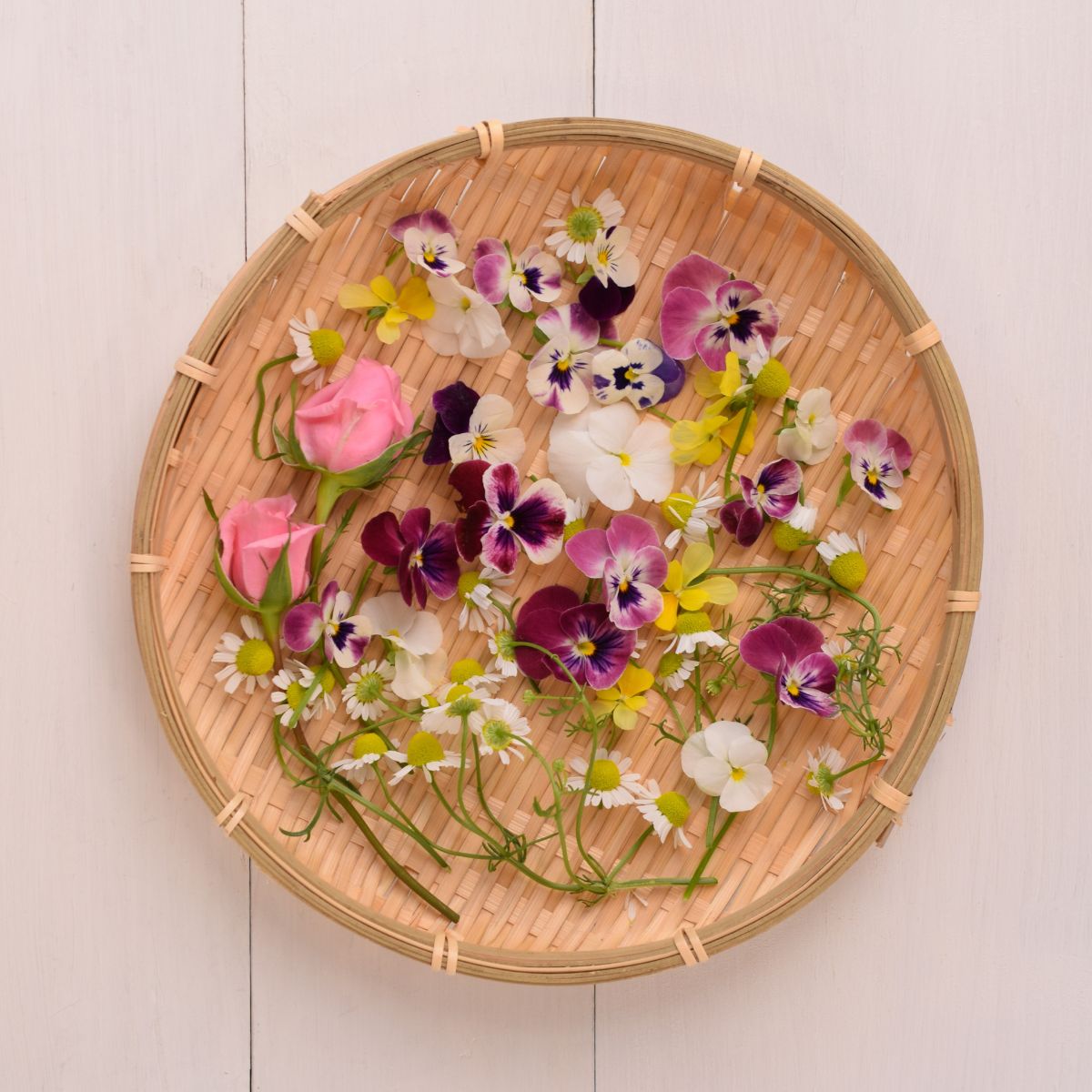 A plate with edible flowers.